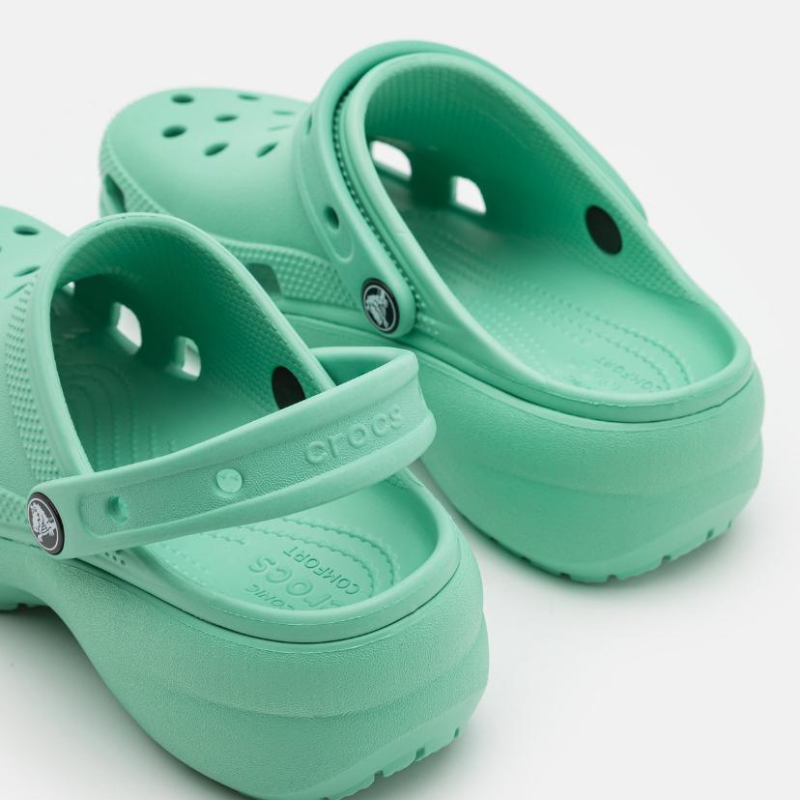 Des Crocs comme vous ne les avez jamais portés auparavant – maintenant en version plateforme !